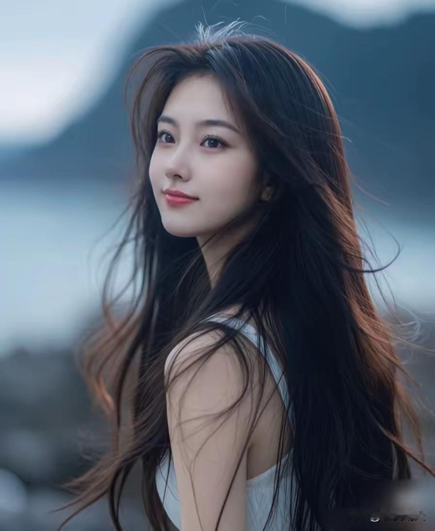 海边少女，微风轻拂，笑靥如花。
