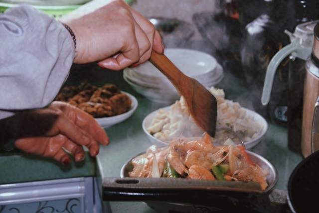 越来越多人不做饭了，这不是懒，而是一场生活方式的迁移