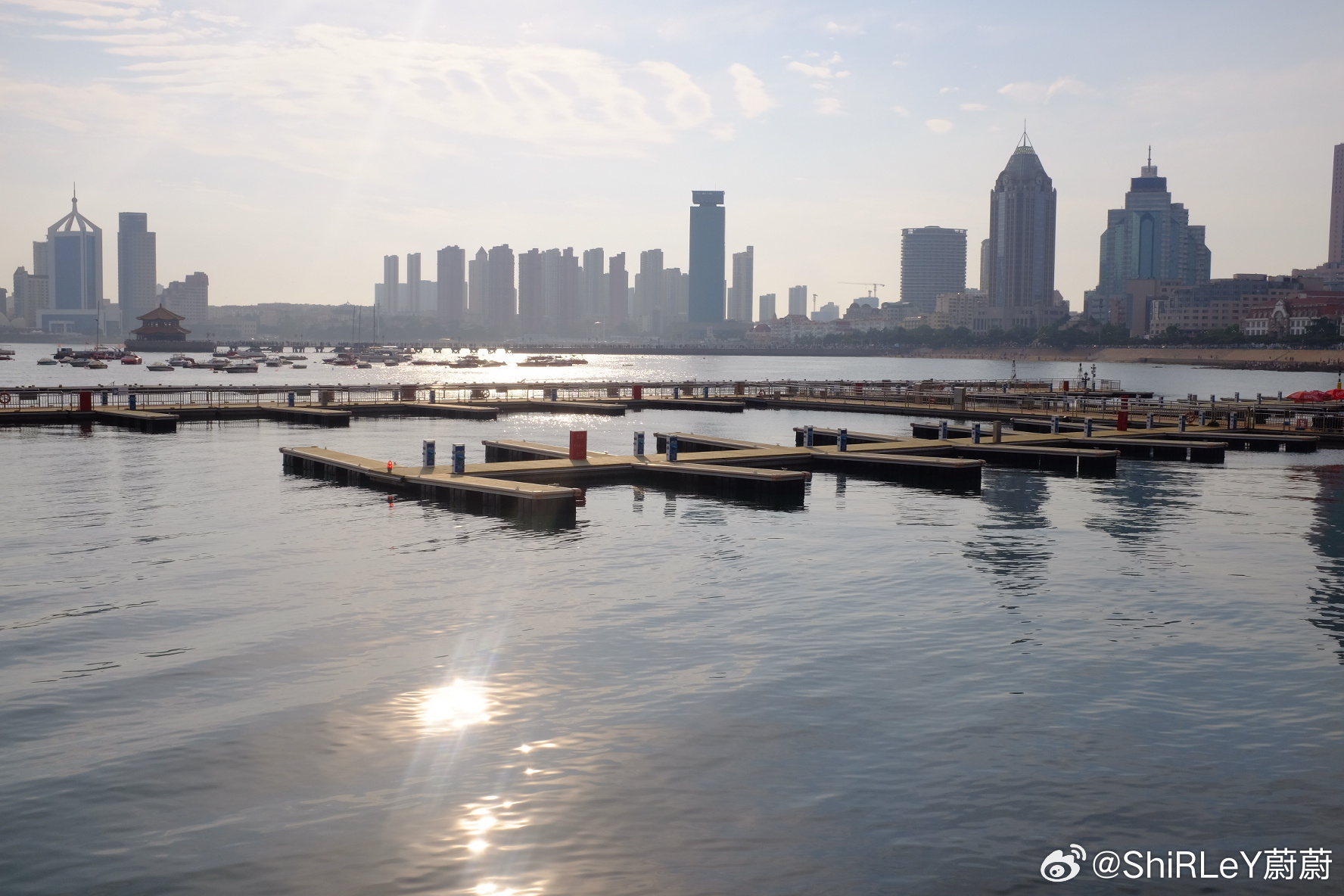 坐快艇🚤海上游一圈，图一是青岛啤酒的标志。 青岛·栈桥公园-青岛湾景观区
