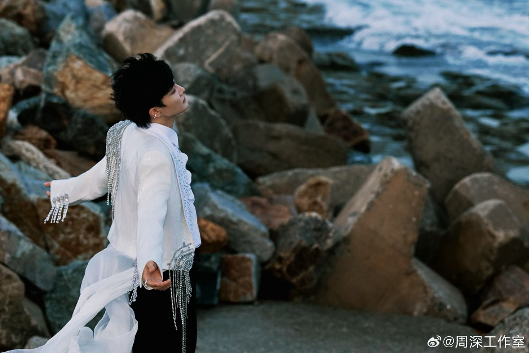 周深海边大片 好久不见，一来就惊喜，大大的惊喜啊啊啊