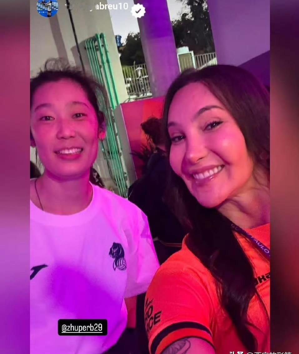 巴西球员赛后不找队友签名，而是举着手机冲向中国队休息区。
她堵住刚轰下28分的朱