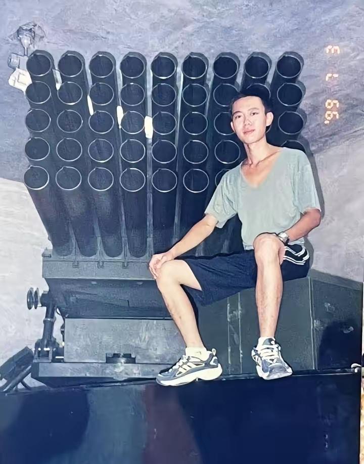 能认识这门火箭炮的人，绝对是顶级军迷了。
     提示：这不是解放军。