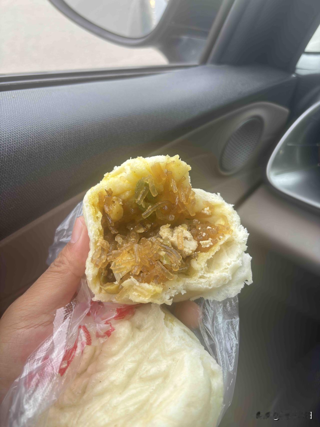 蓝田华胥卫军包子，吃的茄子包子，味道还不错，就是感觉这个茄子比例比较少，时辰包子