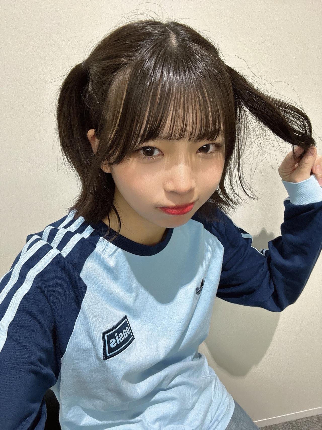 青丝撩乱，笑靥如花。