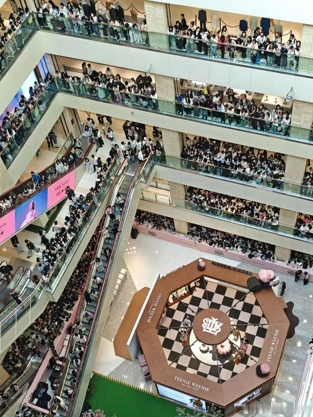 赵露思出席西安线下活动赵露思西安赛格活动赵露思西安赛格活动，好多人，[舔屏][舔
