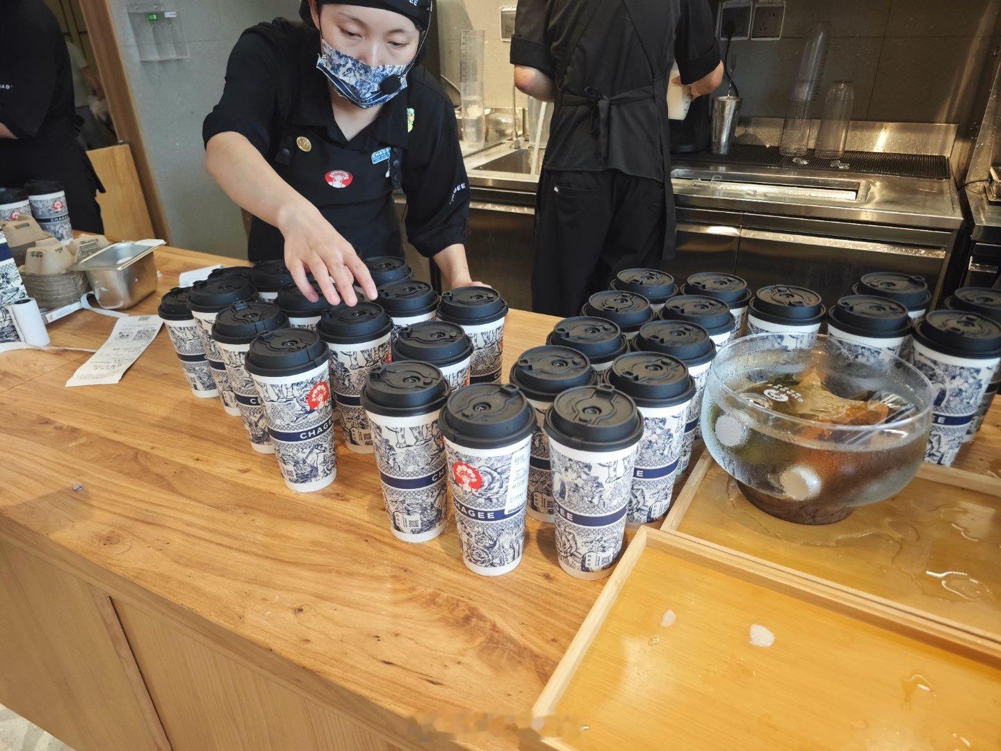 今天霸王茶姬没有以前的周末那么爆满了，等待时间不久来一杯吧[doge] ​​​