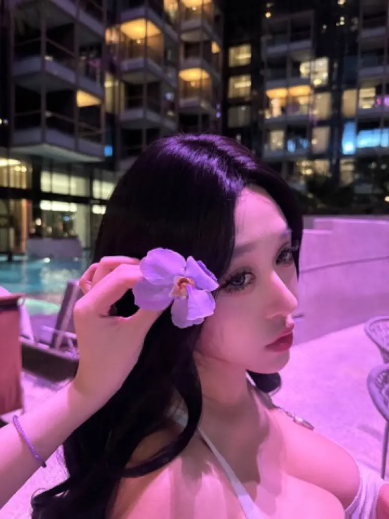 只敢抚你发端。