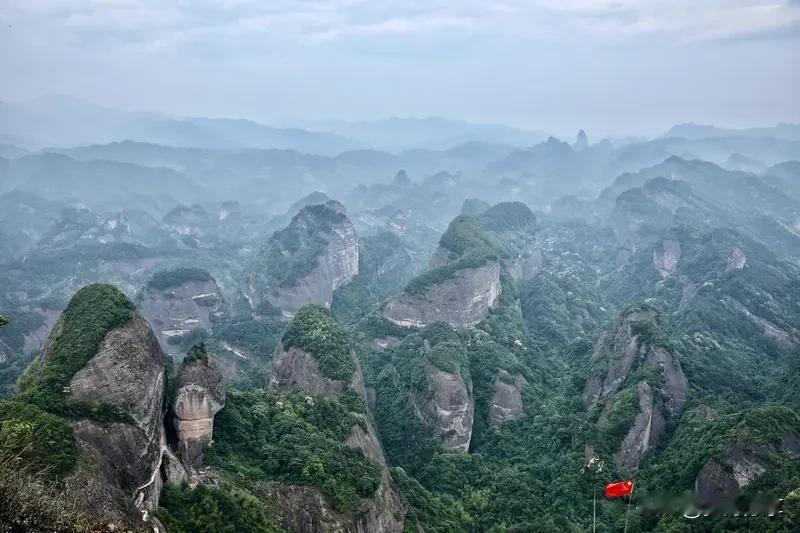 我眼中的桂林并不怎样，因为我的家乡风景比桂林还好看，我们家乡有句顺口溜:桂林山水