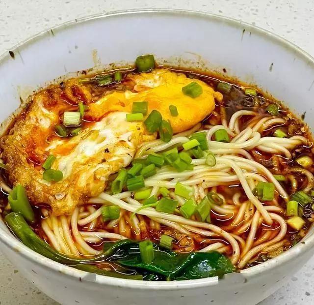 《这11碗面，吃过的都是“老饕”！你心中的第一名是哪碗？》
 
北京炸酱面的酱香