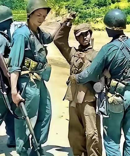1951年，朝鲜战场上，一个志愿军小战士，不幸被美国大兵抓住，他背着大刀，满脸污