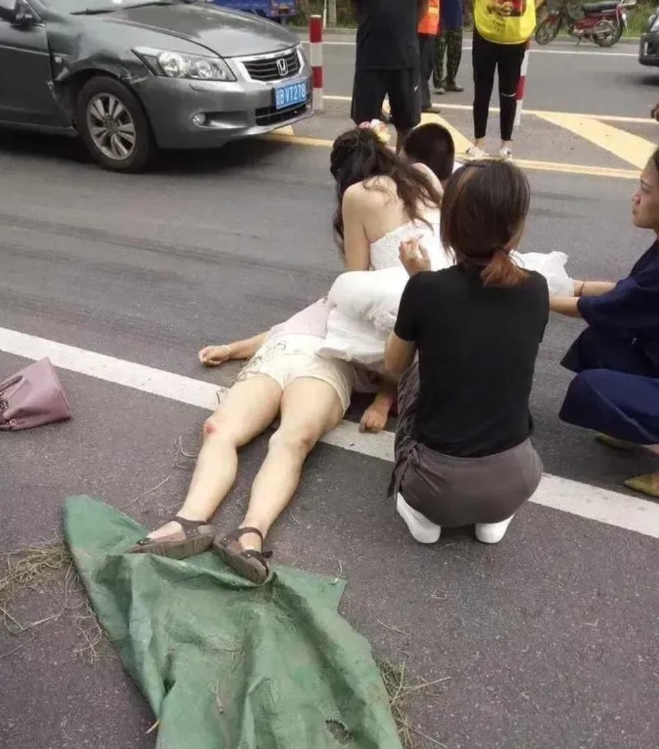 辽宁庄河，一22岁女子给朋友当伴娘，不料，回来时坐新郎家安排的车辆，走到半路，和