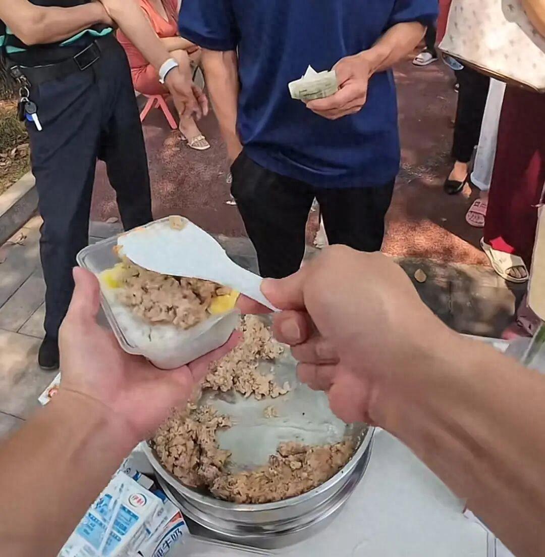 “自己淋过雨也想给别人打伞”广西玉林，一家医院的门口，一名男子在这里买3元钱的盒