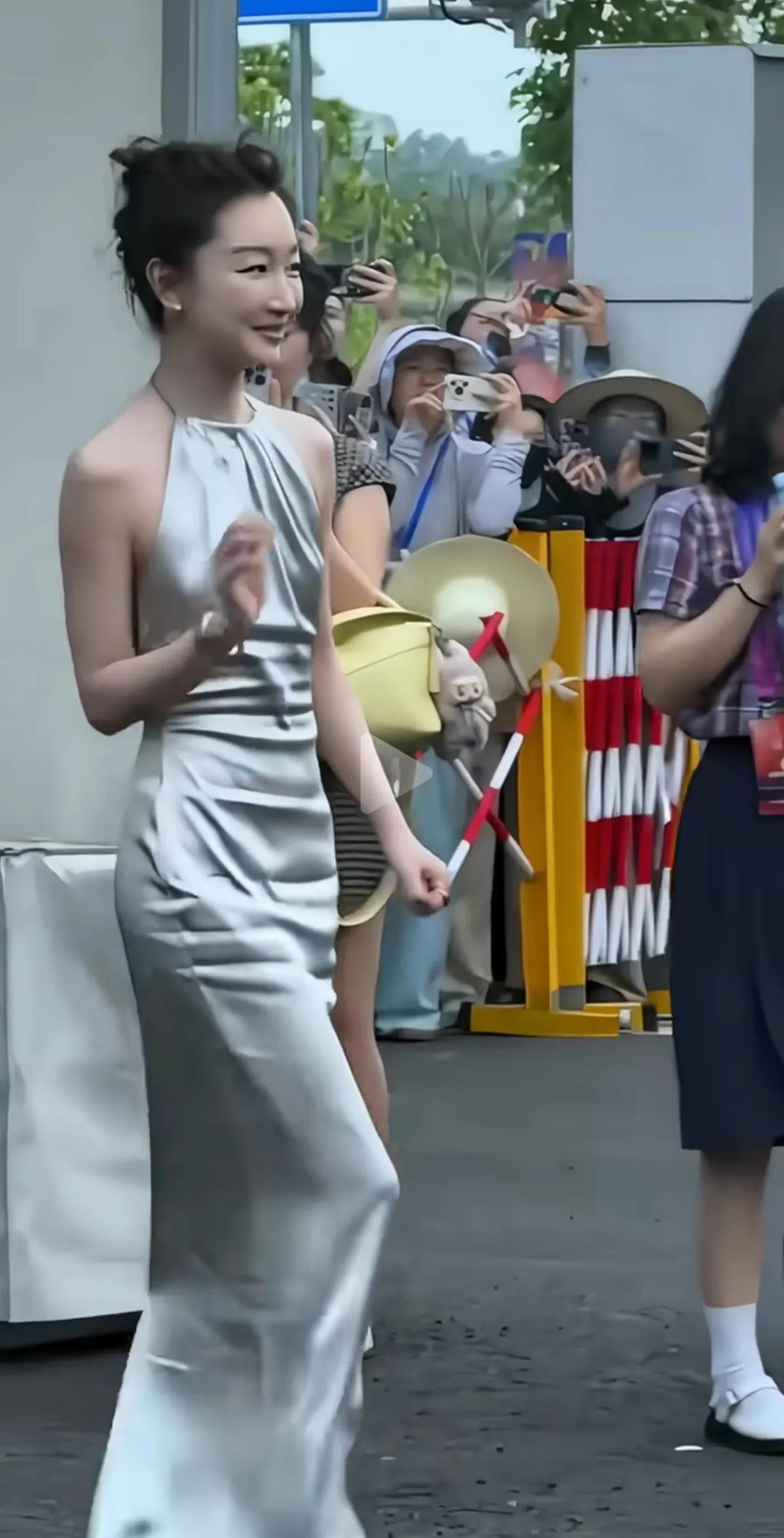 周冬雨身材越来越好了，特别是背影很美，她的脸有点僵，浮肿不自然。