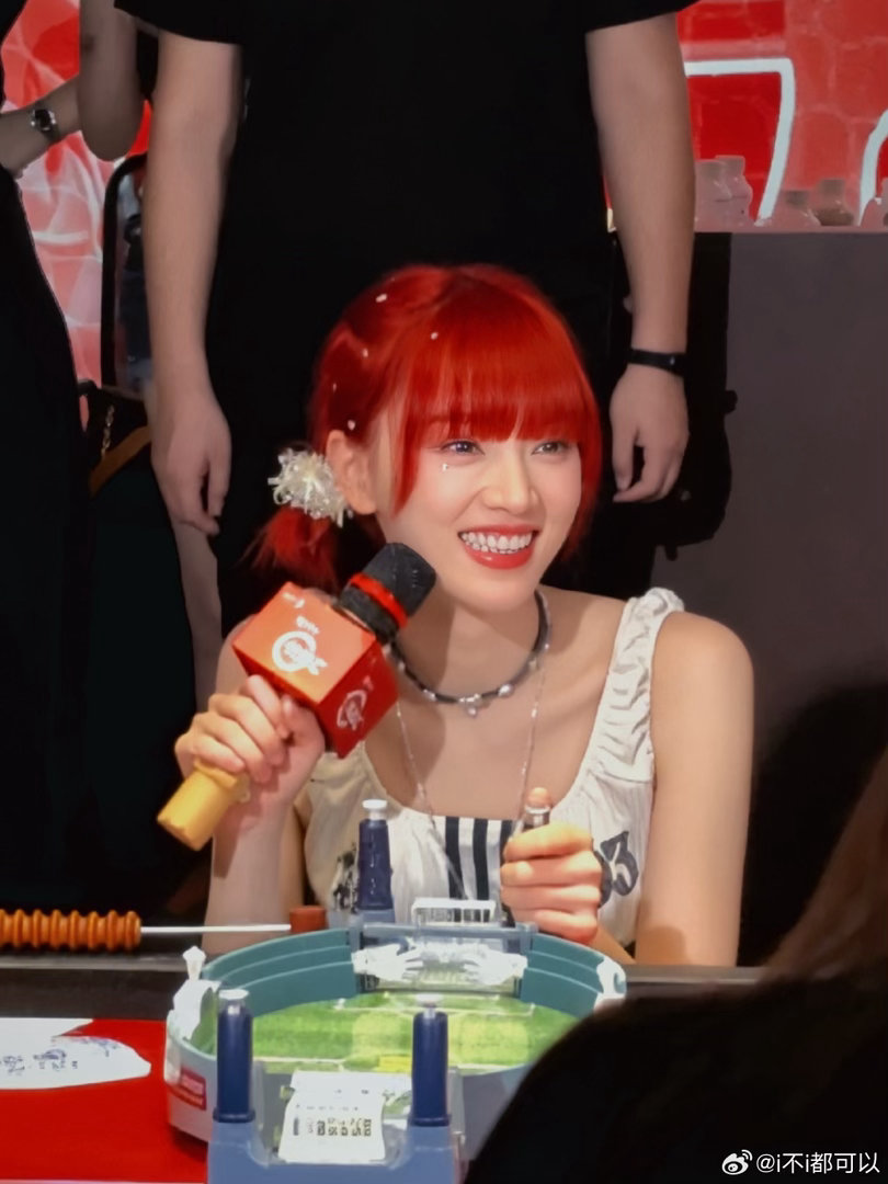 黄灿灿的奖杯也是黄灿灿的 黄灿灿捧着黄灿灿的奖杯，黄灿灿的奖杯也是黄灿灿的。这句