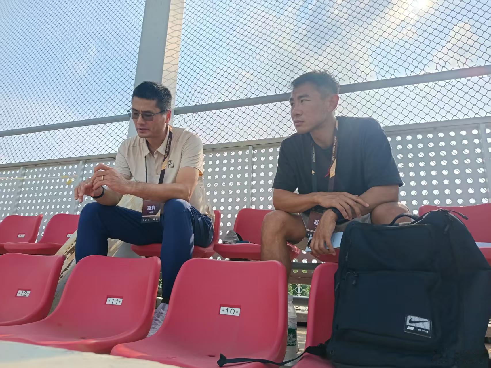 国足主帅邵佳一和申花助理教练于汉超，现场观看明日之星第二轮，U17国足对阵毕尔巴