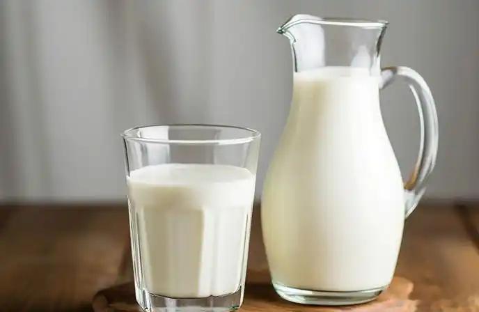 【常温奶卖不动了，还在哪一条赛道上狂飙？】2026年第一季度，中国乳业迎来近年罕