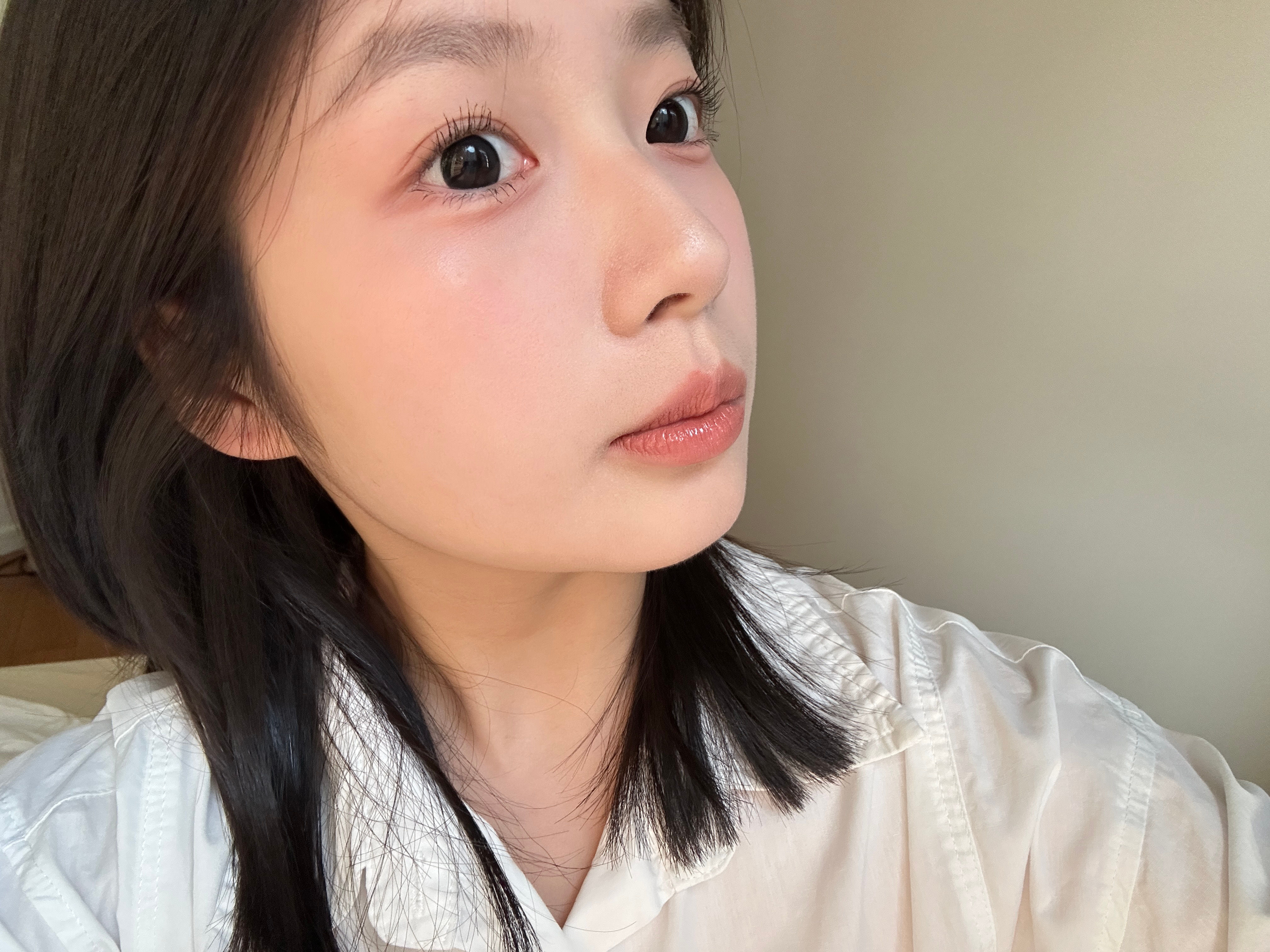 小宝们这张照片的米瞳是这个 我翻出来几年前买的被我拆了盒子的日抛。。。。不知道是