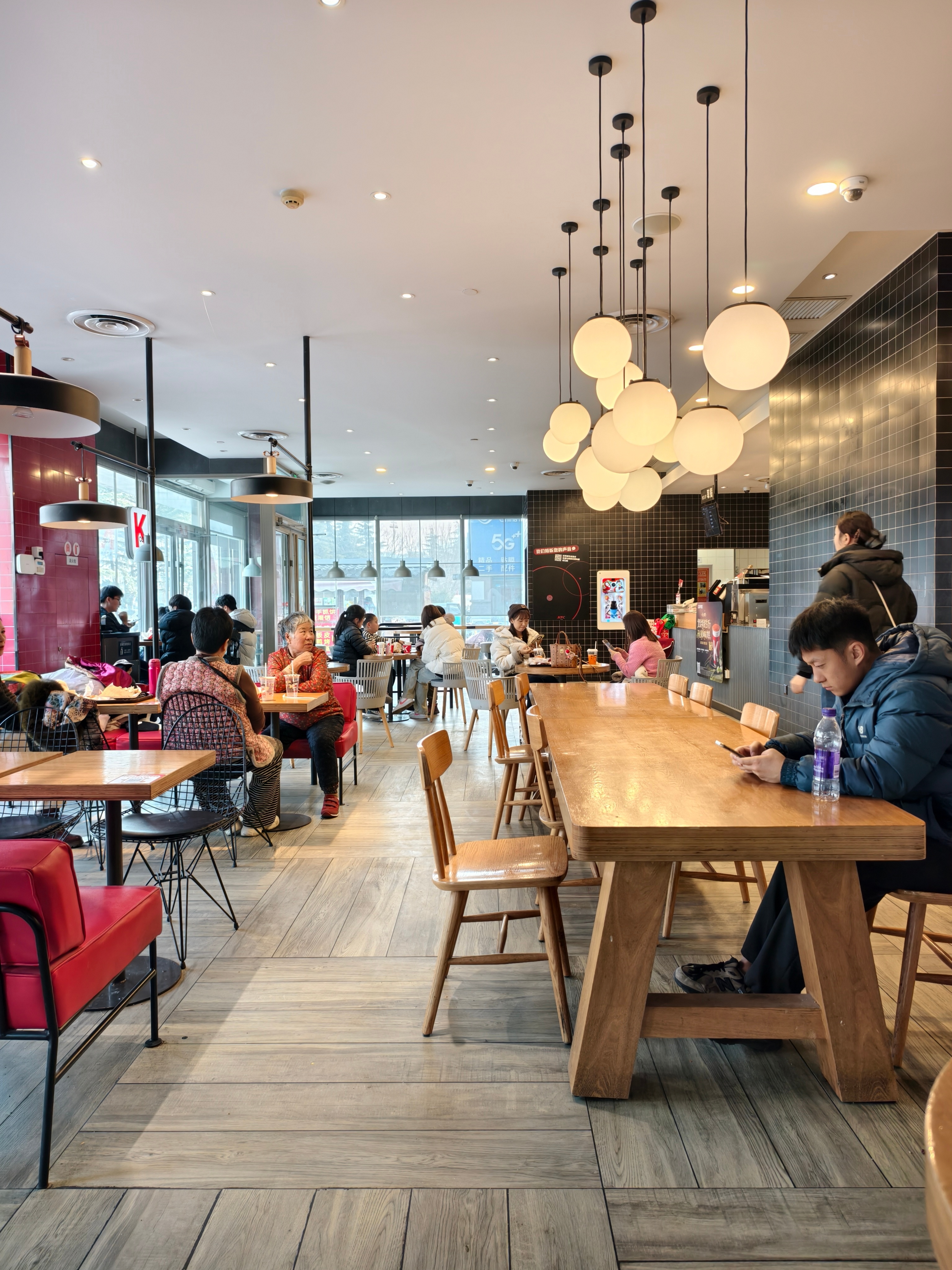 寒假的肯德基，天天都闹哄哄，不止小孩，还有老太太组团来拉呱。 