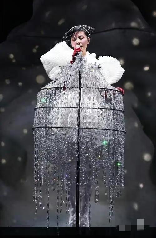 王菲20年前的造型，放在今天都不过时。人的时尚，应该是天生的。她这些造型别人复制