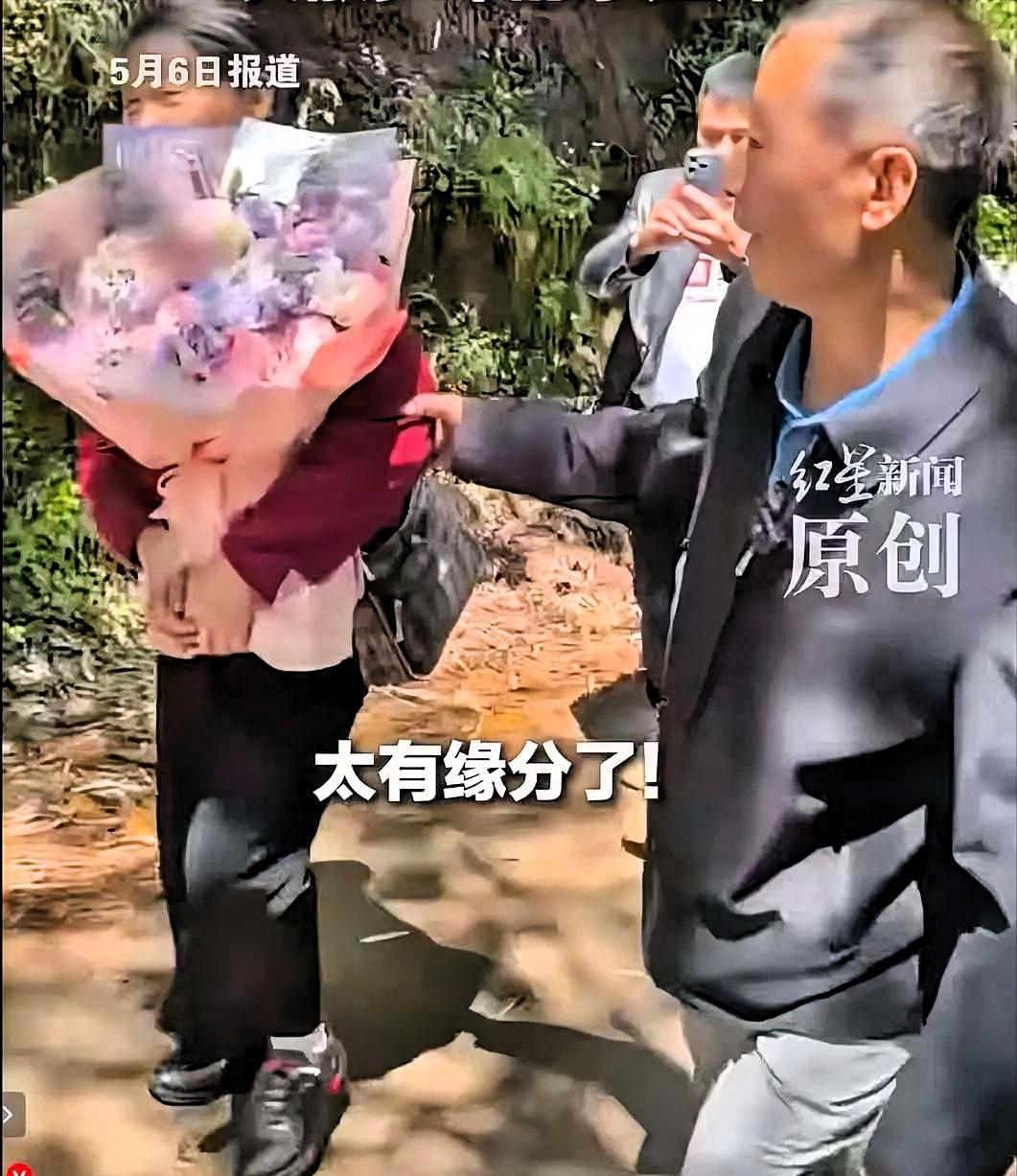 “太不可思议了”！四川，一男子正在刷短视频，他突然看到一女子，竟跟自己老婆长得十