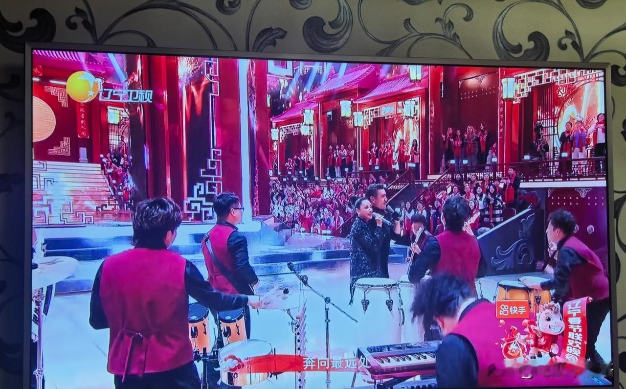 今年辽视春晚看完，
全网一片吐槽声，
不少人直言：干脆别办了！
 
主持尴尬到抠