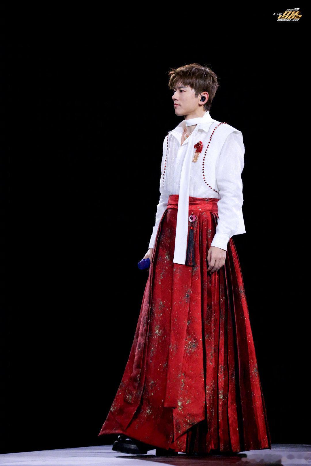 张杰滑雪神级转场是教练宠出来的 张杰未LIVE巡回演唱会被张杰滑雪可爱到！有教练