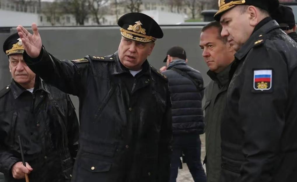 受俄罗斯武装力量最高统帅弗拉基米尔·普京的指示，俄安全委员会副主席梅德维杰夫于2