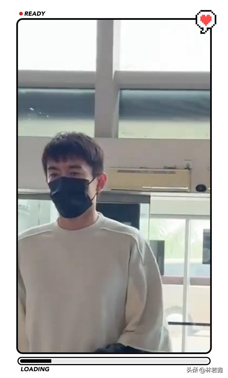 林更新现身机场被偶遇，一身休闲装帅气十足，被网友怼脸拍，生气了！

有网友在网上