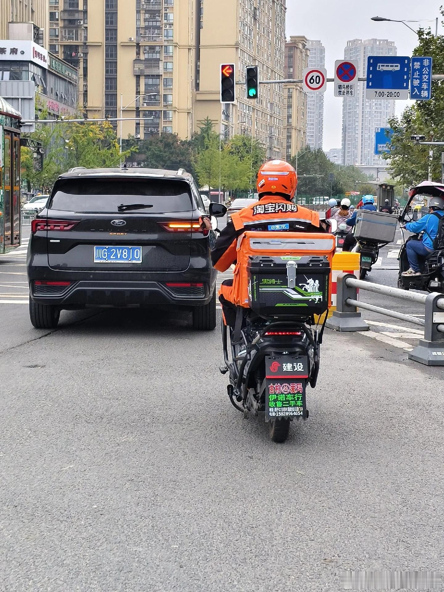 闪购的工作服还挺帅的，幻视迈凯伦车队队服了[doge]淘宝闪购回应工服撞款赛车服