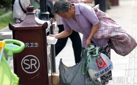 城市大龄自由职业者太难了！
建议每户农民只能拥有一亩土地，多出的土地分给城市这些