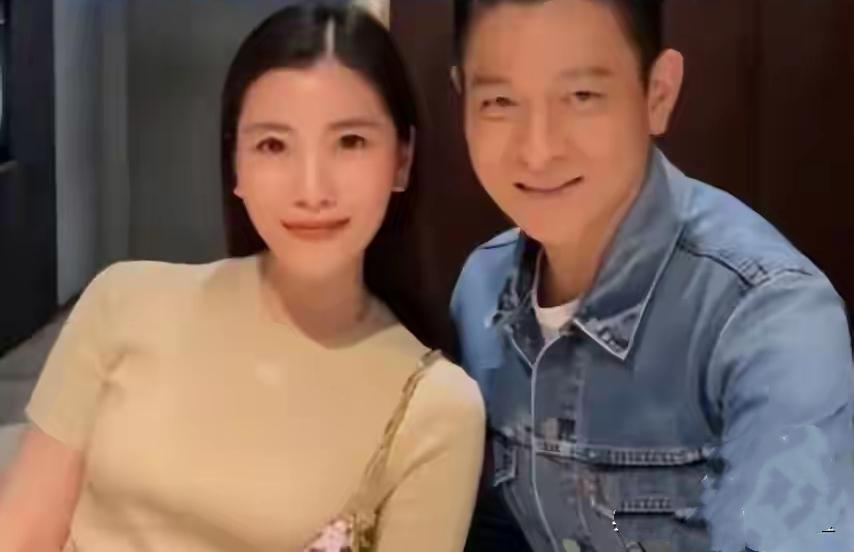 64岁的刘德华终于不再低调，大方晒出与妻子朱丽倩的甜蜜合照！照片里，刘德华轻揽朱