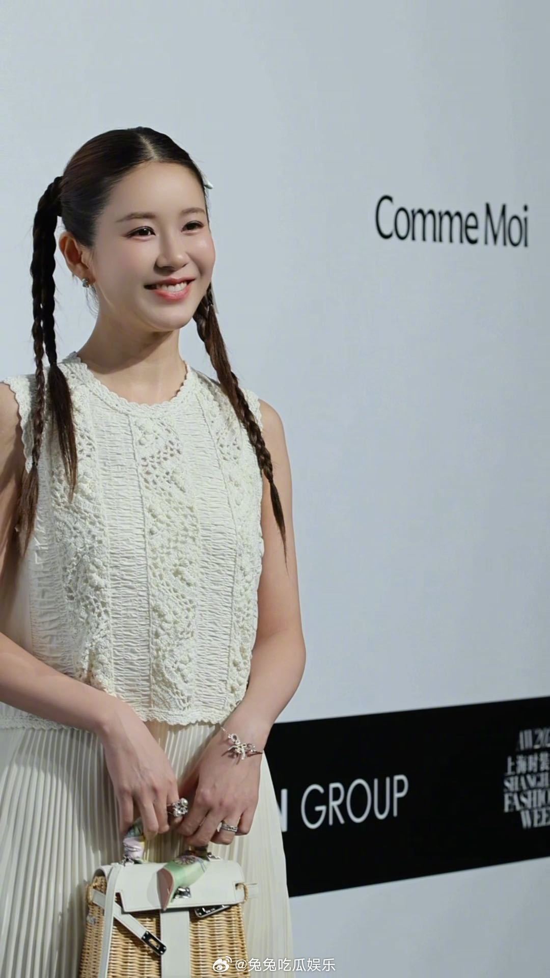 张子萱42岁状态张子萱生图状态   张子萱久违出席活动，白裙扎双马尾，来看看状态