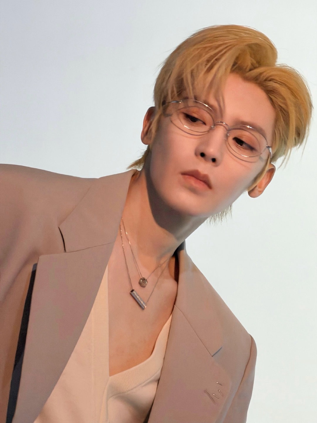 侯明昊 × 海信品牌直播 Look，一袭灰蓝色西服套装内搭V领针织点缀 De B