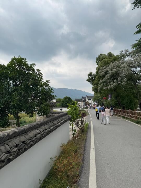 桃花潭水深千尺，不及汪伦送我情