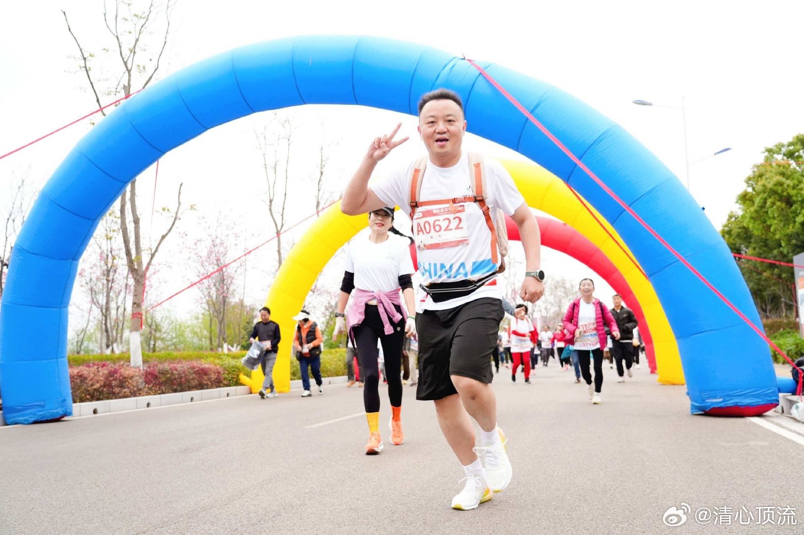 一起在滇池绿道邂逅春日好运在滇池绿道开启马年新程滇池绿道，这条环绕“高原明珠”的