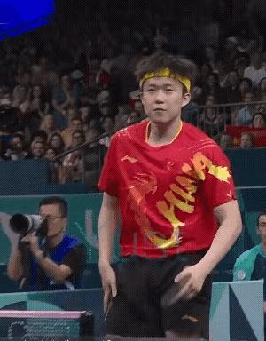 你们看大头啊。

那自言自语的样子，我虽然不懂唇语，可他那口型啊，明明白白的，感