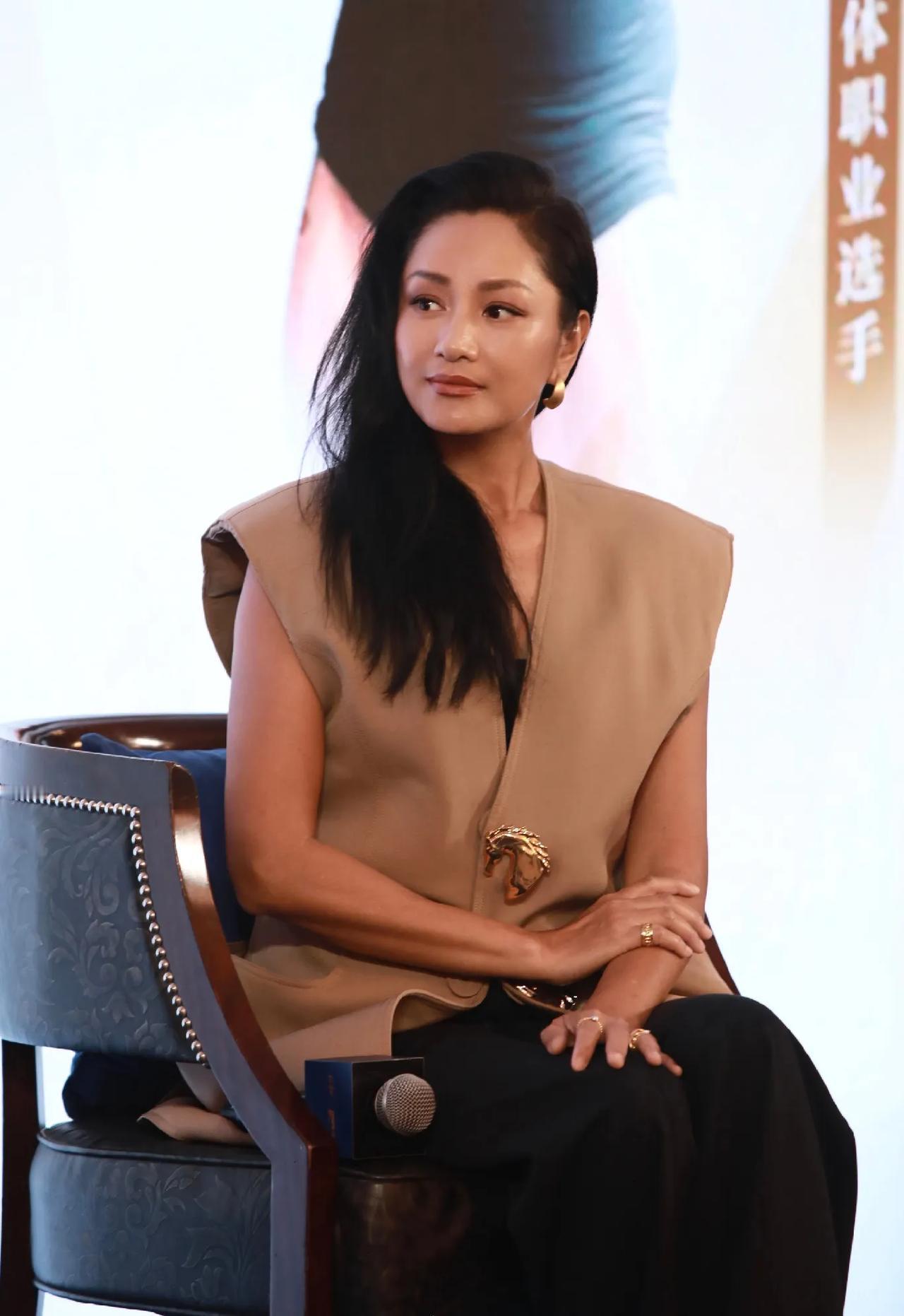 张艺谋当年正眼都没瞧过瞿颖，问了两句就想打发走。原本安红这个角色根本不属于她，北