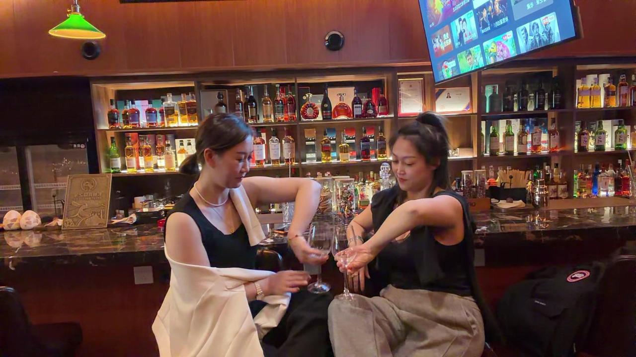 有人为拍视频闪送高脚杯？🥂朋友带着高脚杯从市区闪送到郊外，就为拍旋转酒杯的瞬间