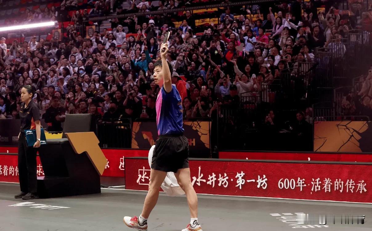 在中国大满贯WTT男子单打的一场1/16决赛中，国内对决引人注目，马龙以3-1的