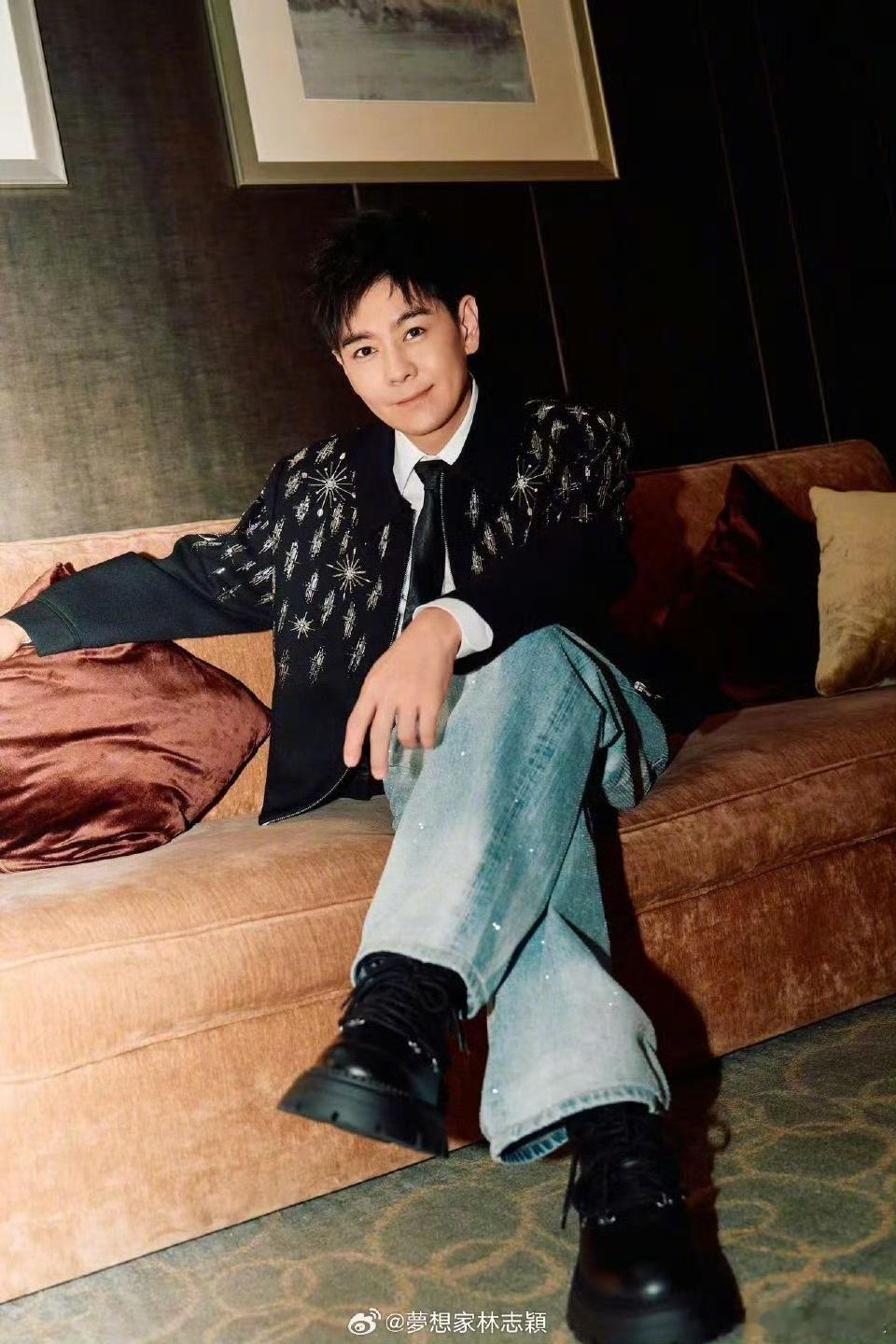 这居然是51岁的林志颖 昨日出席活动状态极佳✌🏻️51岁依然帅得清爽岁月从不败
