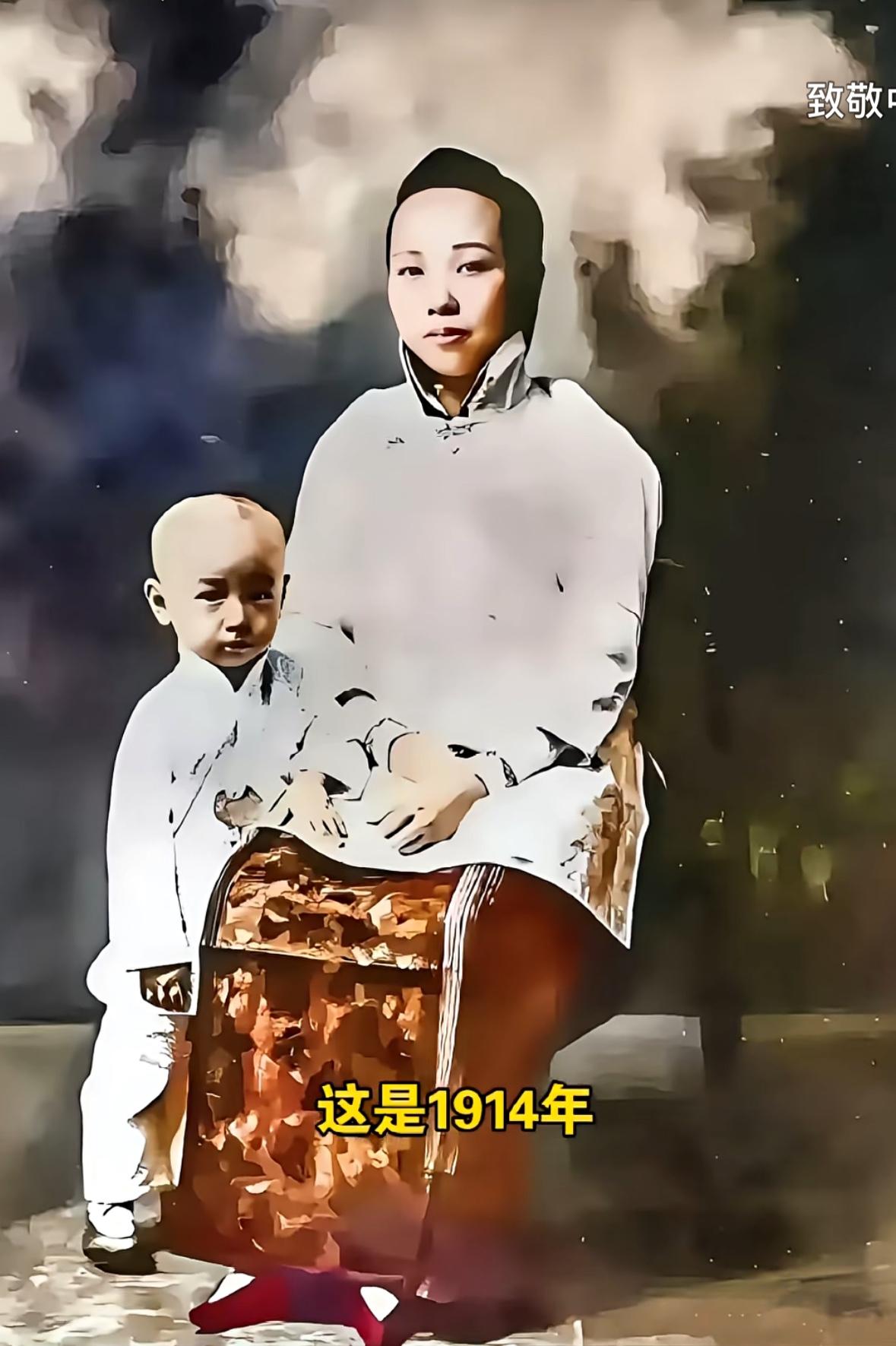 这是章兰娟和萌娃钱学森的真实合影，都看看吧，母子俩的五官轮廓出奇的相似，可见基因