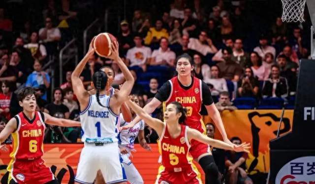 中国女篮61-90惨败法国！王思雨的一番话看哭球迷