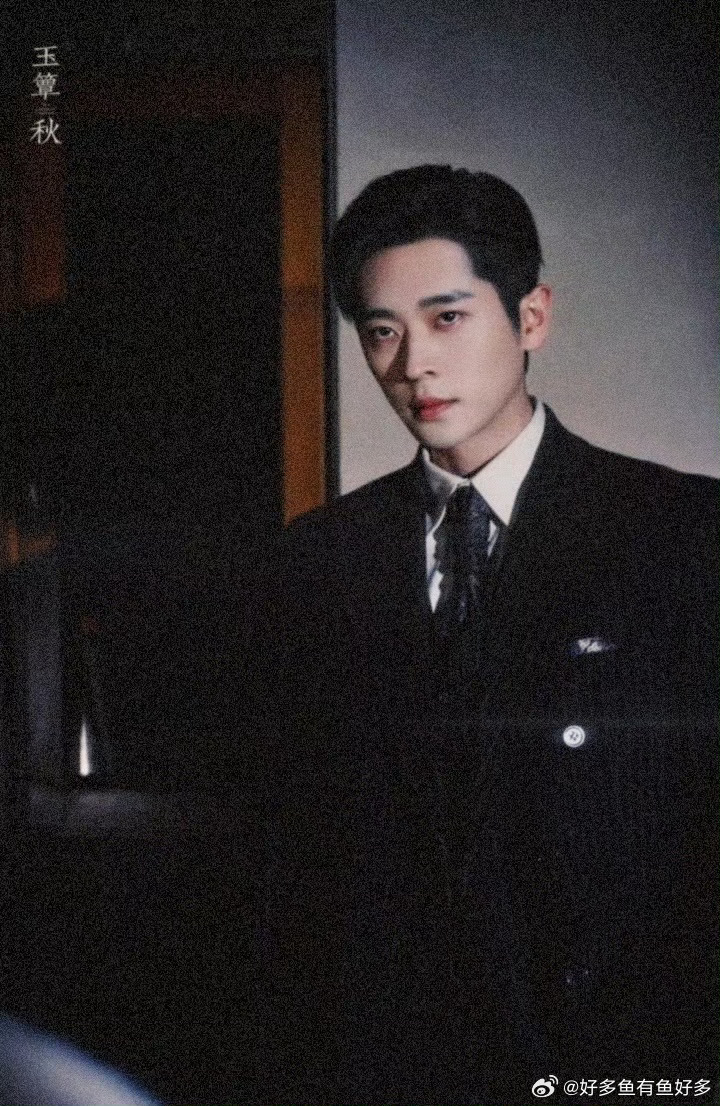 丞磊徐若晗捧花转场 捧花转场那瞬间太绝！像锁定猎物的压迫感，威胁别逃的张力拉满，