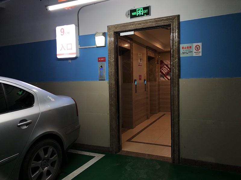 一楼住户要不要交“电梯费”? 只要搭乘电梯就该交，如今楼房的设计结构和过去大不相