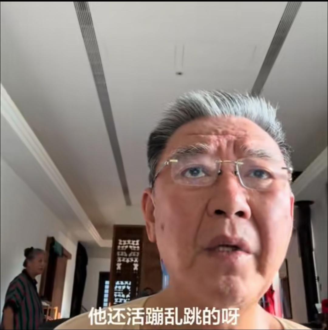 75岁的李立群养多年的猫不见了，他猜想是被山里猴子带走了。李立群含着泪说，猫以前