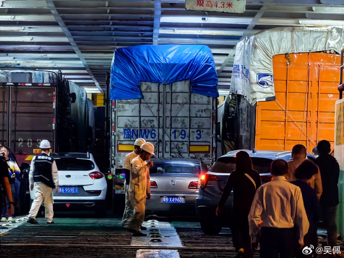 把车塞进船肚子里，我要去海南了…… 