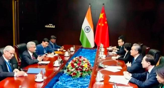 印度那边，从官员到企业主，一拨接一拨跑到中国来谈合作，中国企业的回应却出奇地齐整