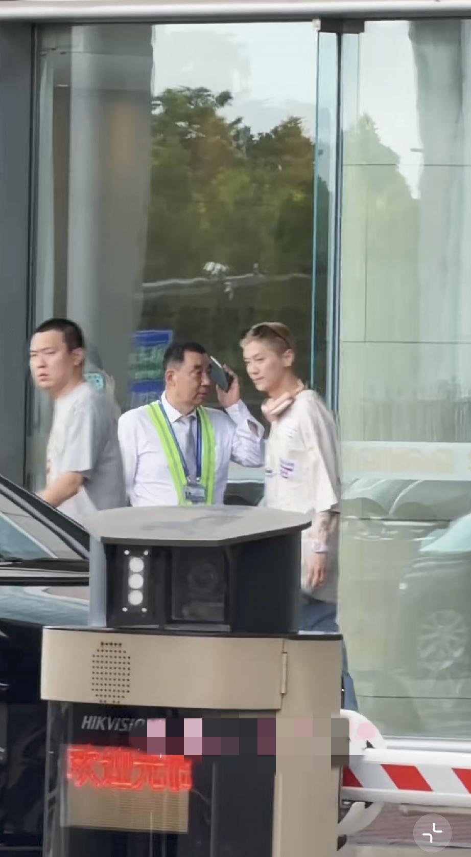 5月21日，鹿晗录完《五哈》回到北京了，这是他长期生活的地方，他笑得格外灿烂，竟