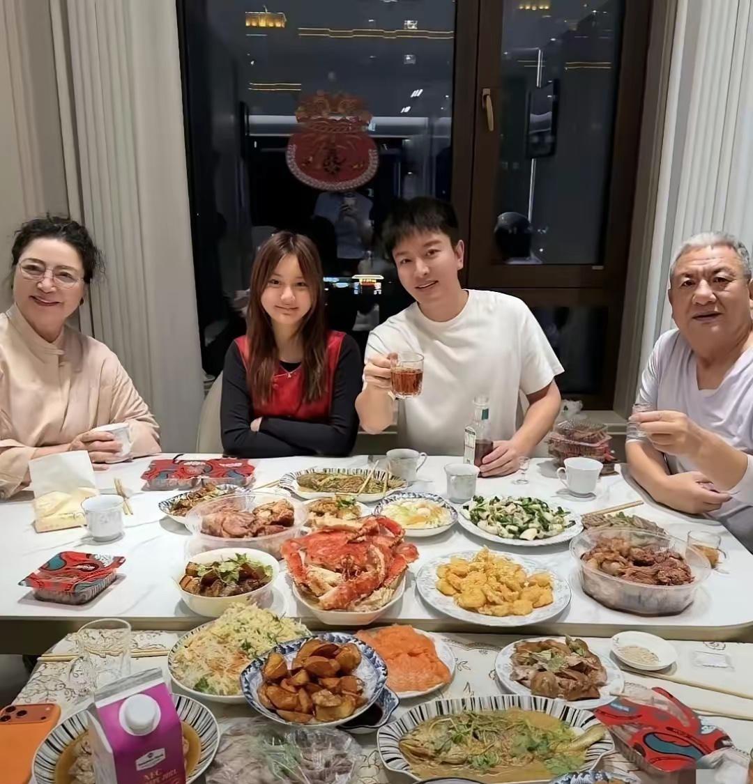 甜馨暑假回东北玩，爷爷奶奶恨不得把所有的菜都让孙女吃个遍，这满满一大桌子，装盘的