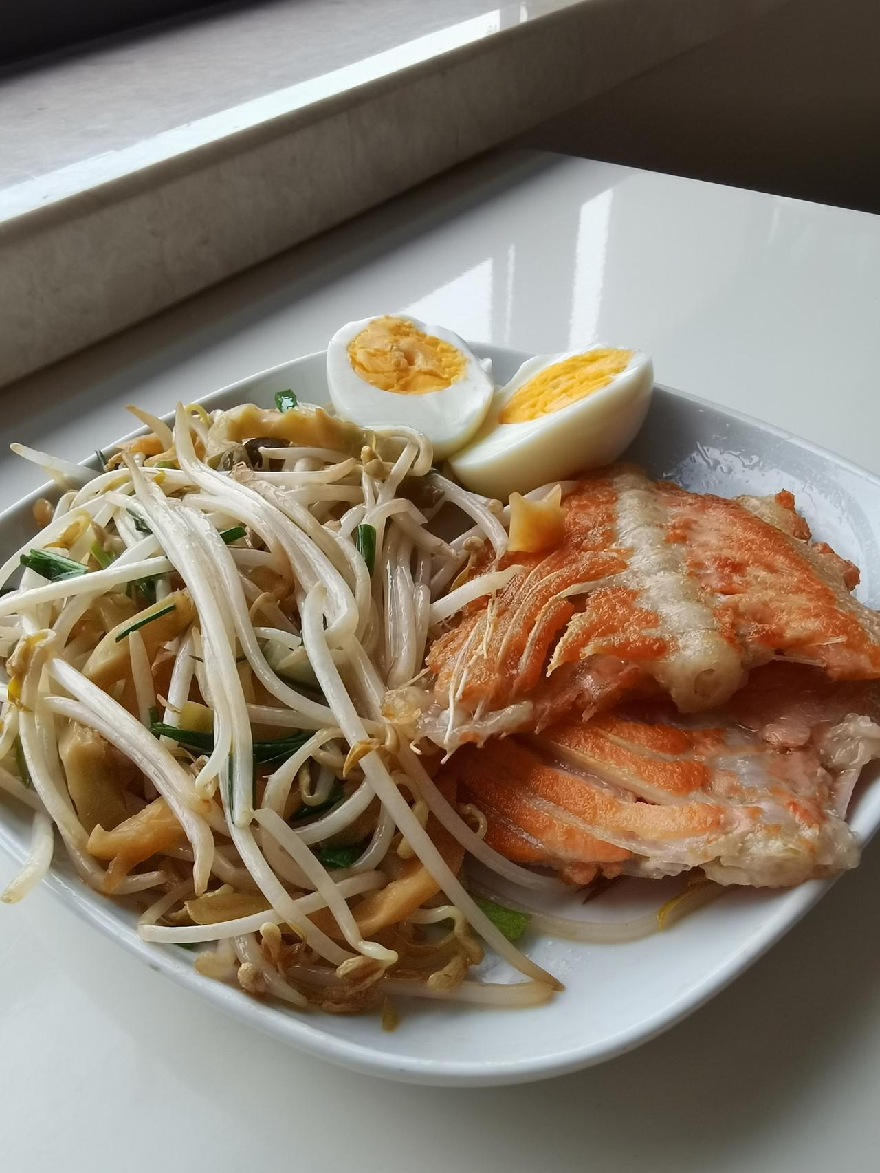 【星期一  早餐打卡】

香煎三文鱼排、榨菜炒豆芽、白煮蛋、牛奶咖啡、燕麦块
